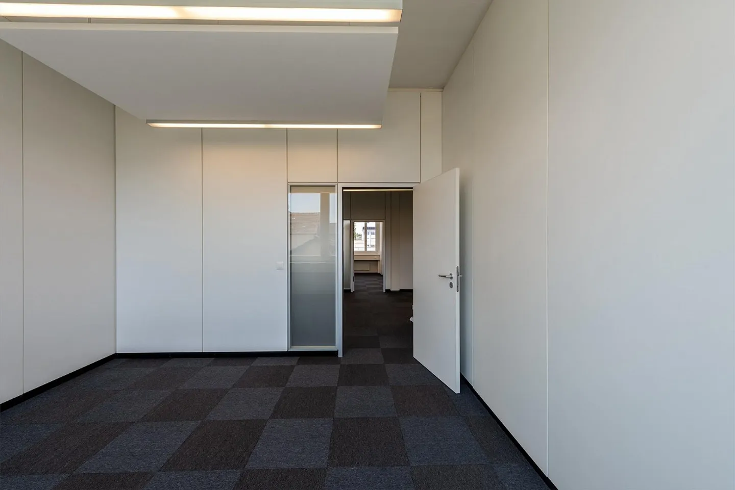 Small office in a great commercial building - Photo 9 of 9