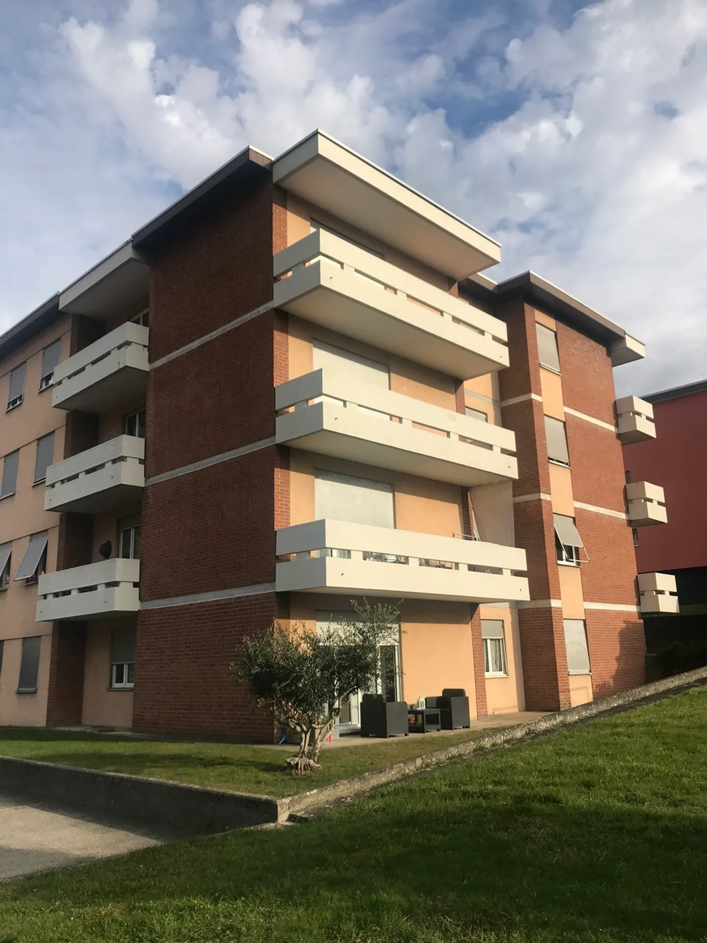 Spacious 1.5-room apartment in Arbedo - Photo 1 of 6