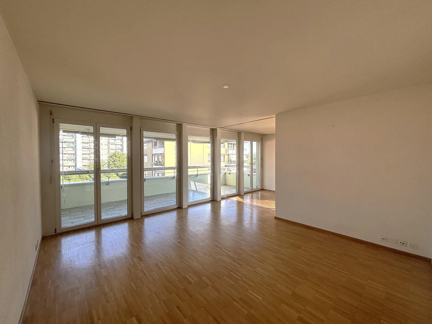 Bright and spacious 3.5-room apartment in Lachen - Photo 1 of 11