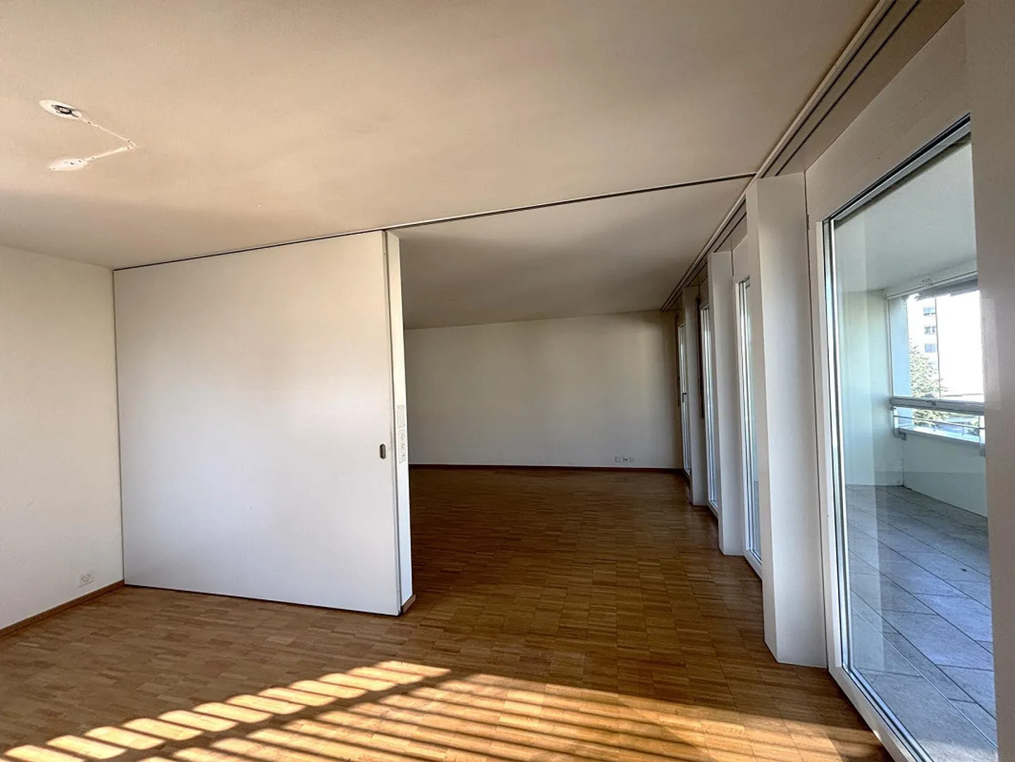 Bright and spacious 3.5-room apartment in Lachen - Photo 2 of 11