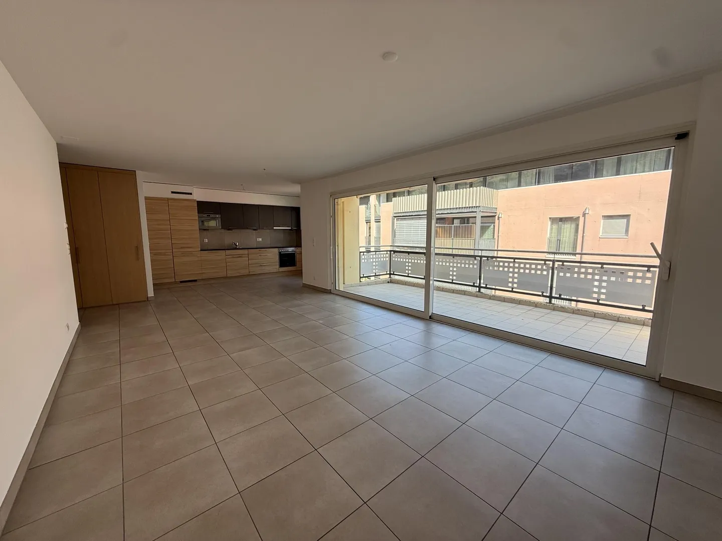 Appartamento spazioso con balcone - Foto 2 di 10