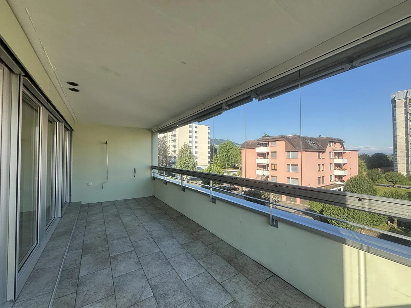Bright and spacious 3.5-room apartment in Lachen - Photo 3 of 11