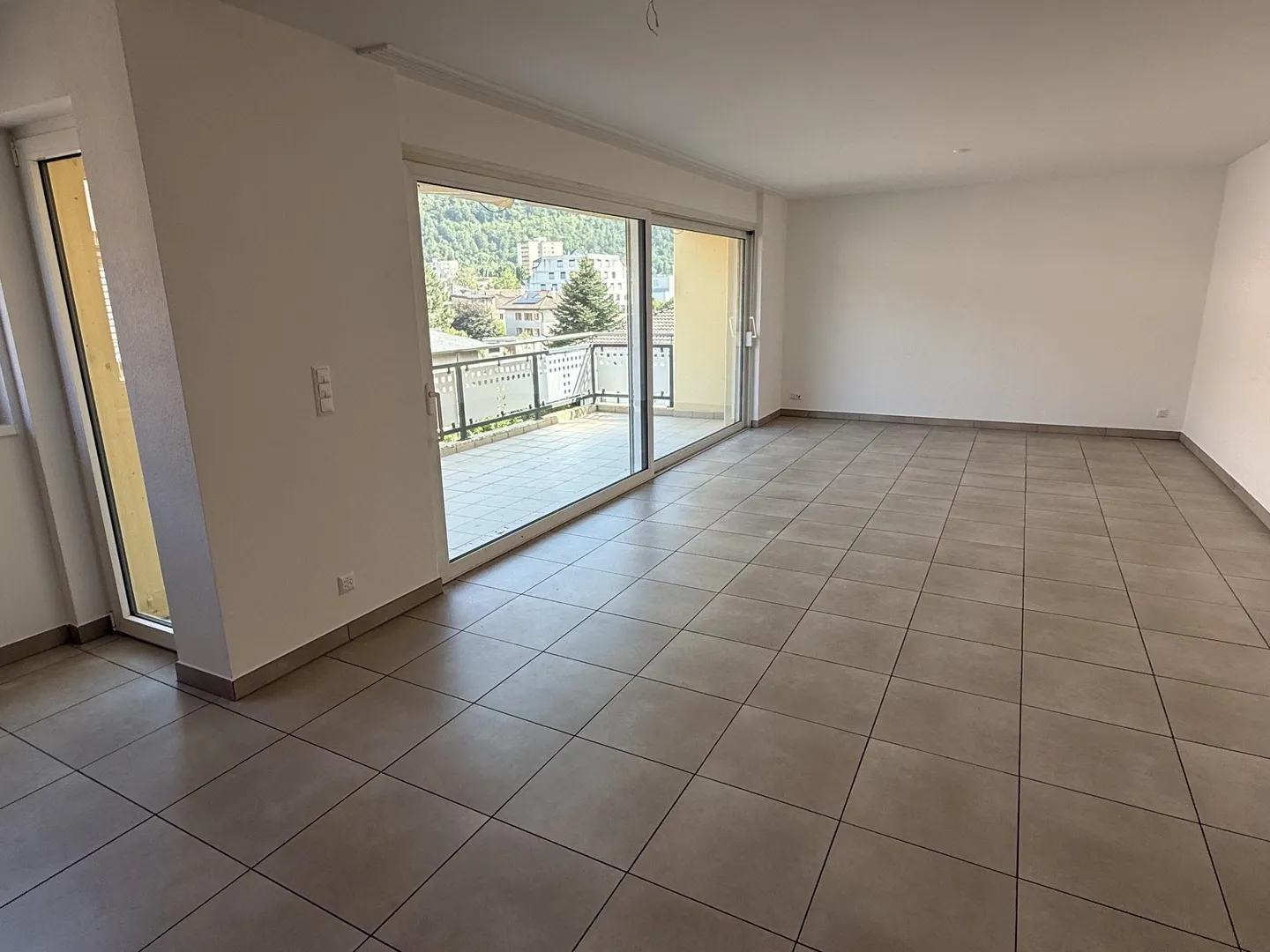 Appartamento spazioso con balcone - Foto 3 di 10