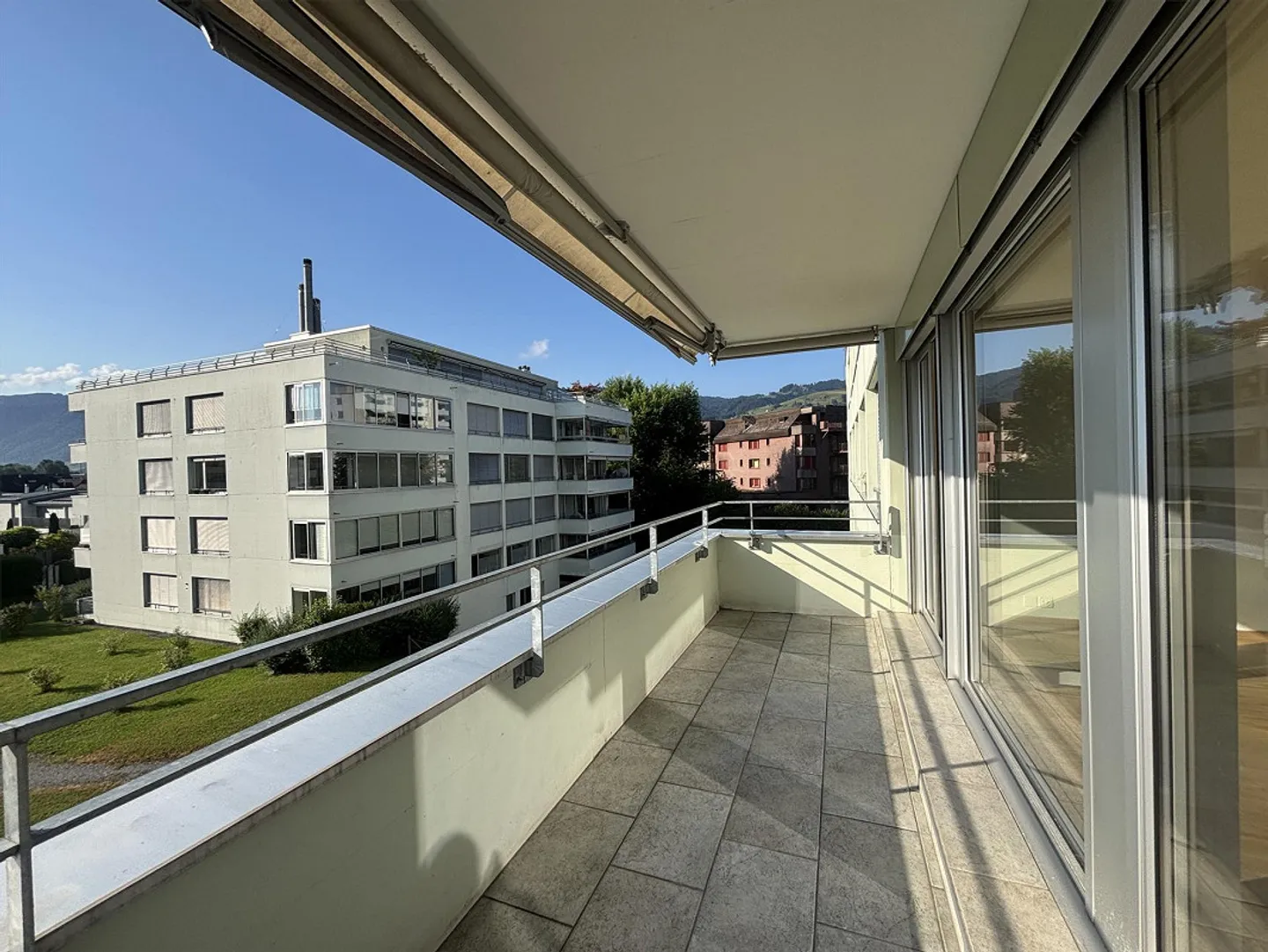 Bright and spacious 3.5-room apartment in Lachen - Photo 10 of 11