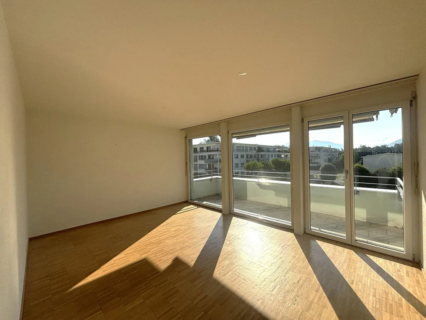 Bright and spacious 3.5-room apartment in Lachen - Photo 9 of 11