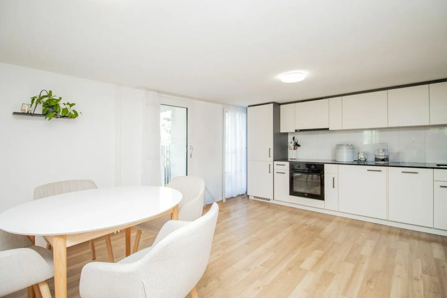 Moderno appartamento di 2,5 stanze con balcone coperto in posizione tranquilla - Foto 4 di 11