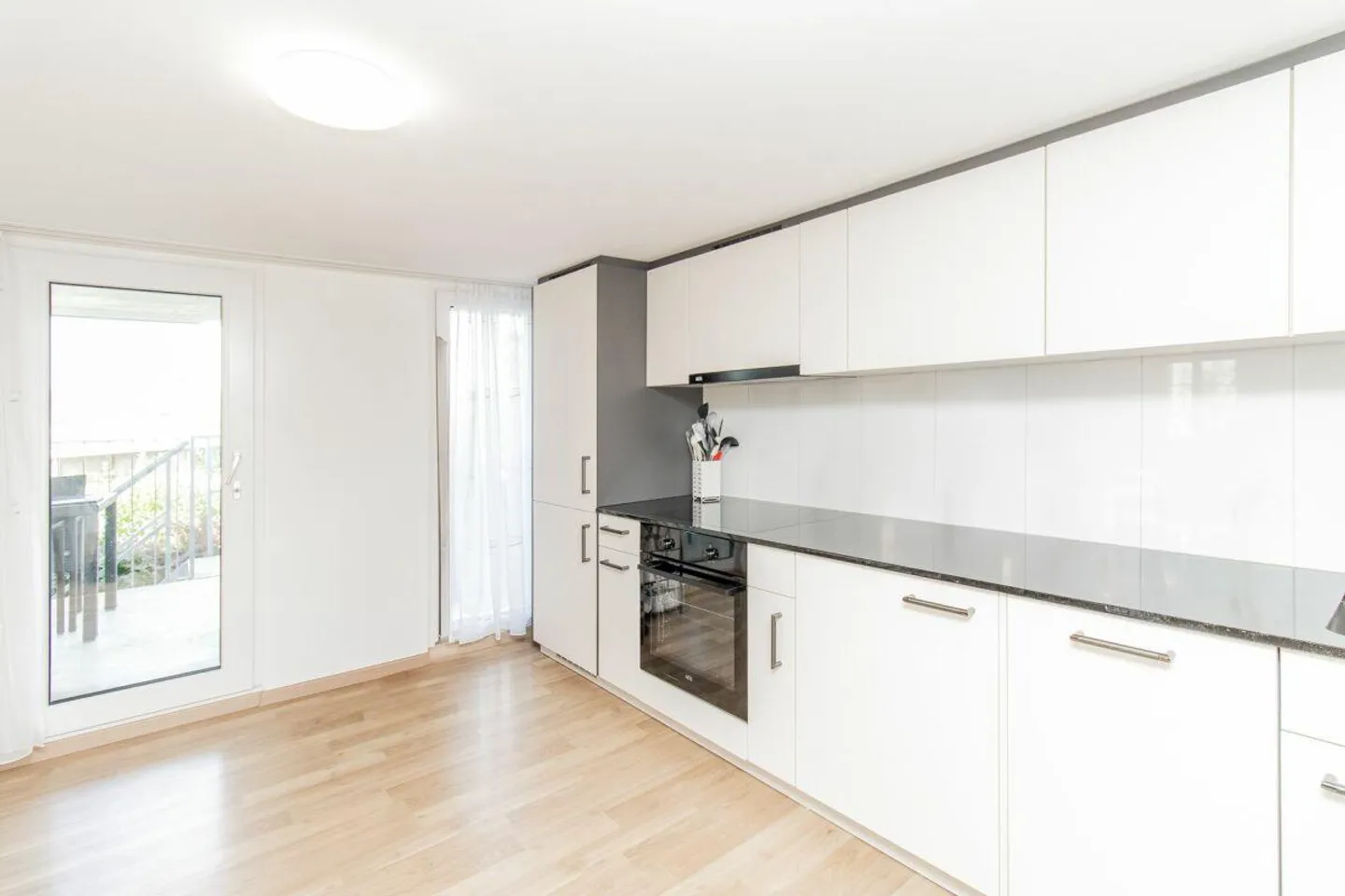 Moderno appartamento di 2,5 stanze con balcone coperto in posizione tranquilla - Foto 5 di 11