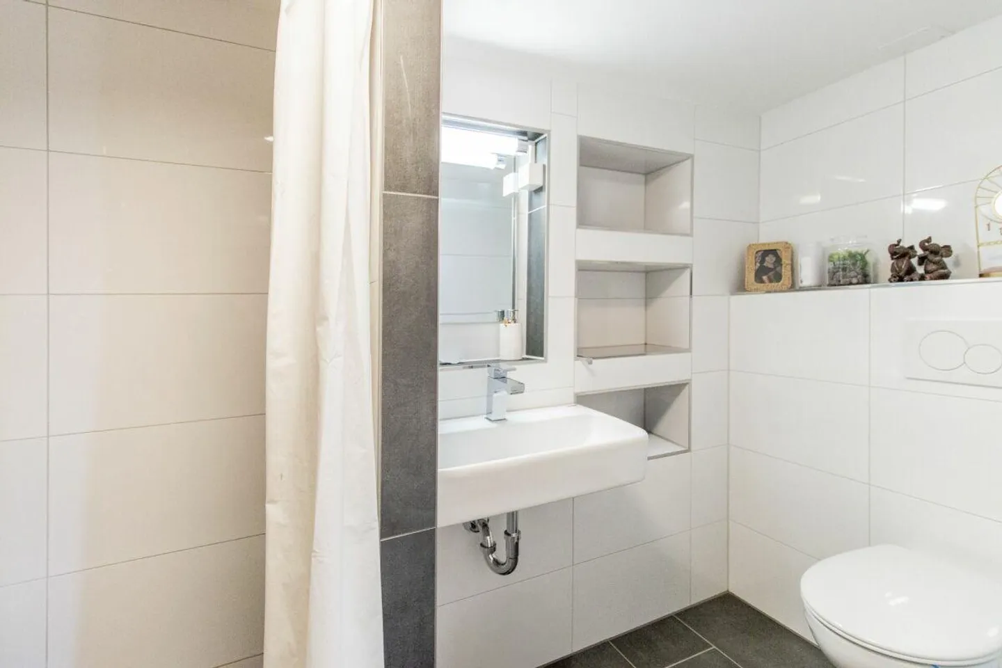 Moderno appartamento di 2,5 stanze con balcone coperto in posizione tranquilla - Foto 8 di 11