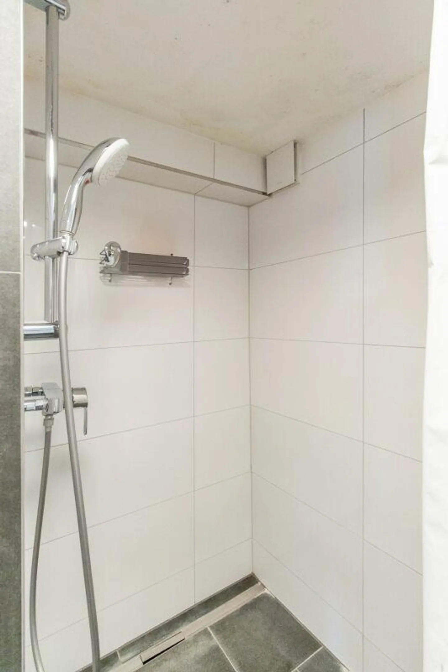 Moderno appartamento di 2,5 stanze con balcone coperto in posizione tranquilla - Foto 9 di 11