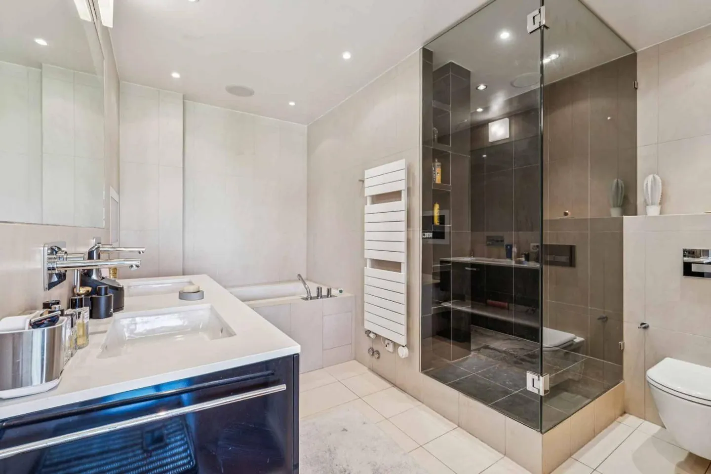 Exclusif ! Bel appartement continu à un étage supérieur - Photo 8 sur 12