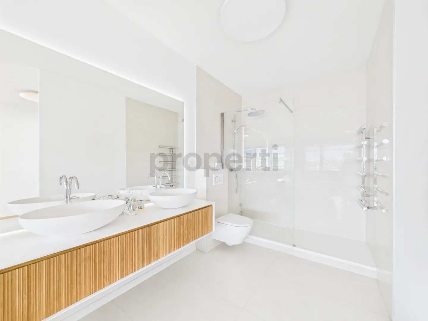Di fronte al Rodano: Eleganza contemporanea e luce nel cuore di Ginevra - Foto 10 di 13