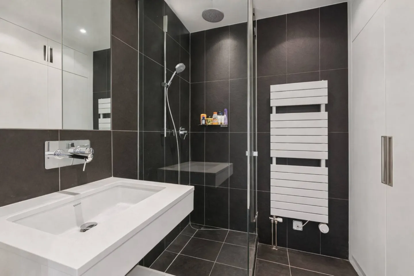 Exclusif ! Bel appartement continu à un étage supérieur - Photo 10 sur 12
