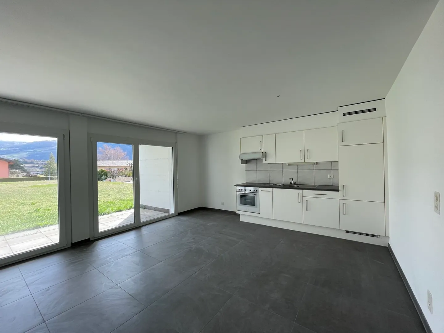 Studio spacieux avec terrasse - Photo 2 sur 7