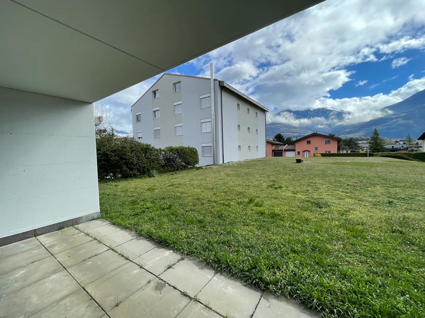 Studio spacieux avec terrasse - Photo 5 sur 7