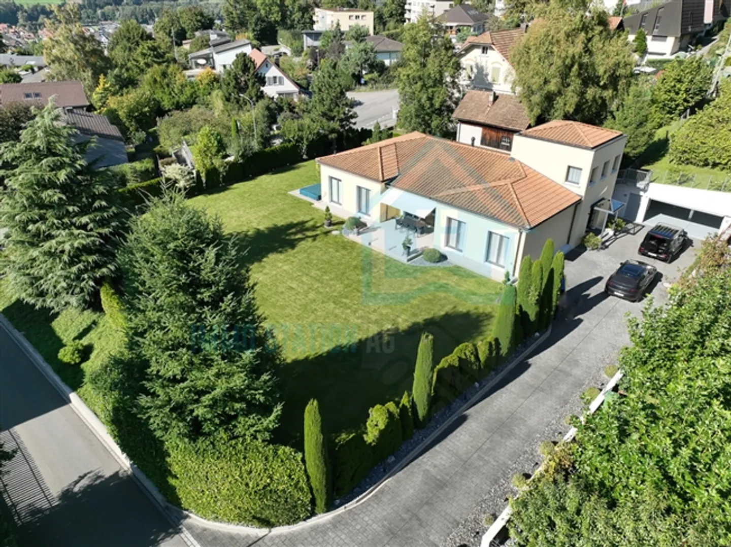 Casa unifamiliare esclusiva con architettura moderna e comfort - Foto 2 di 15