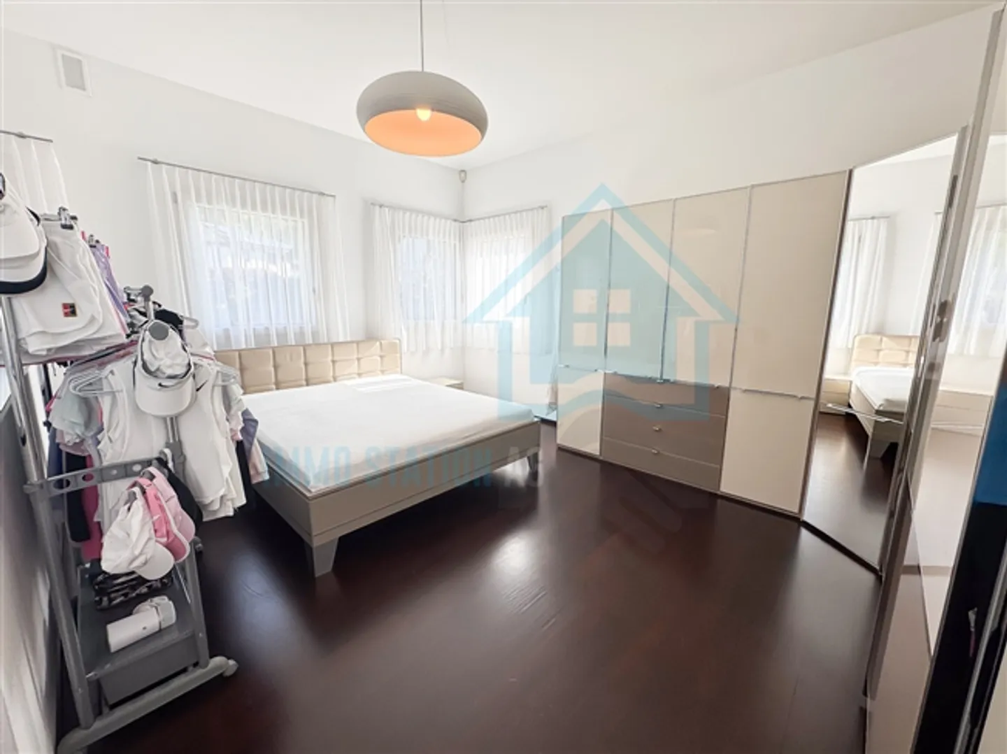 Casa unifamiliare esclusiva con architettura moderna e comfort - Foto 11 di 15