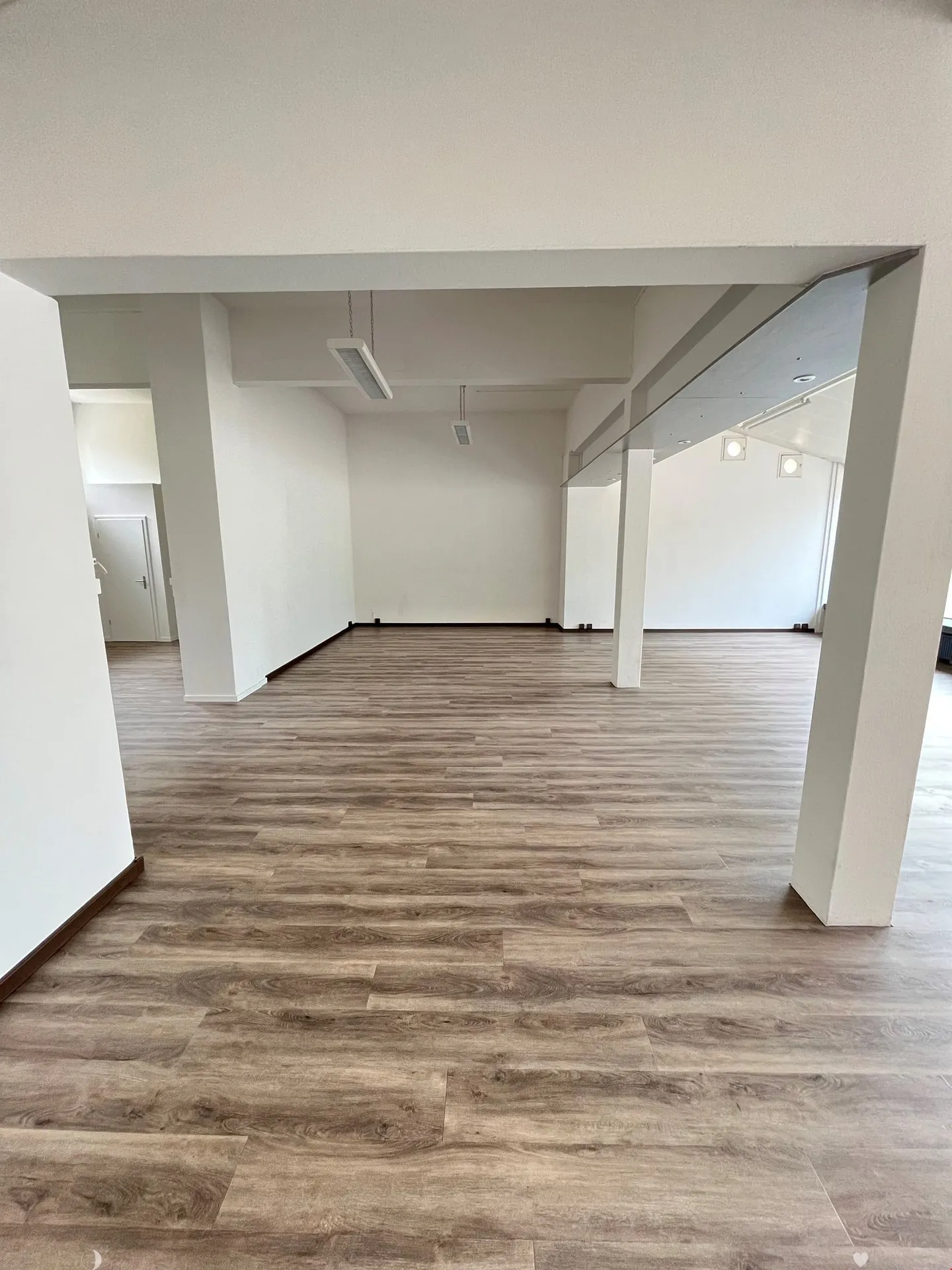 Retail space in a high-traffic location - Photo 3 of 12