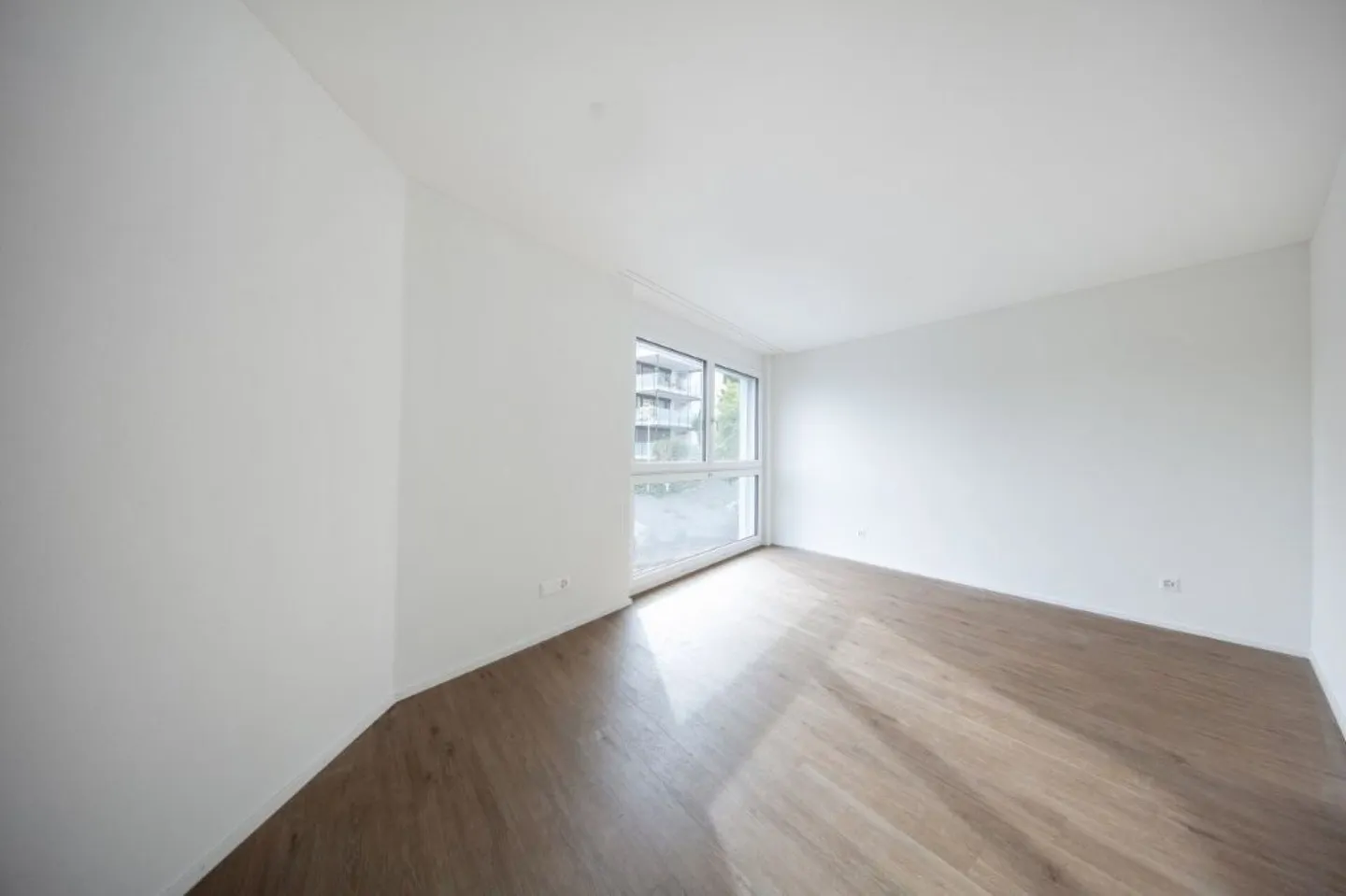 Central, moderne avec grande terrasse et vue partielle sur le lac - Photo 4 sur 11