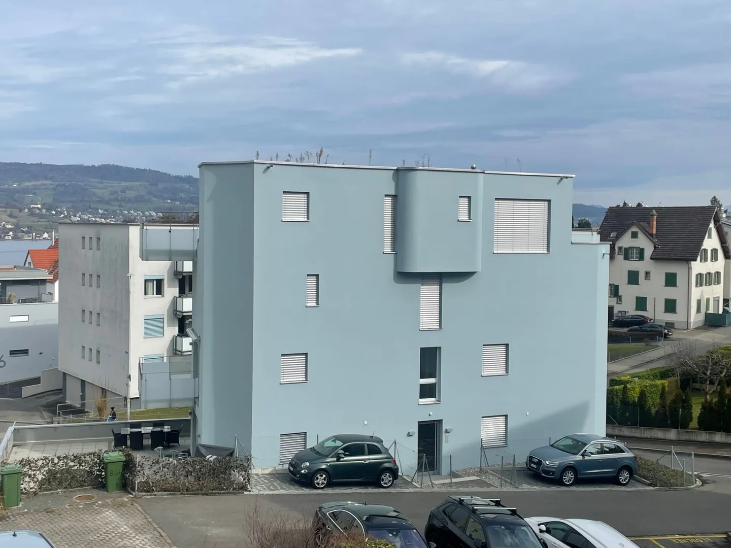 Central, moderne avec grande terrasse et vue partielle sur le lac - Photo 9 sur 11