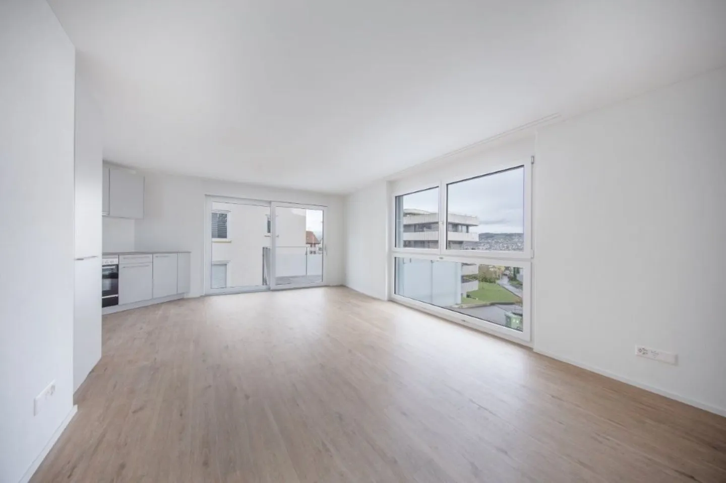 Central, moderne avec grande terrasse et vue partielle sur le lac - Photo 2 sur 11