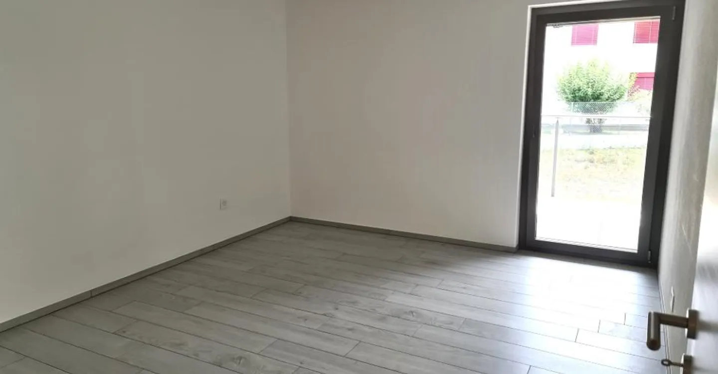 Zu vermieten wunderschöne 2,5-Zimmer-Wohnung mit großer überdachter Terrasse in einem neuwertigen hochwertigen Wohngebäude mit Parkplatz in der Garage - Foto 7 von 14