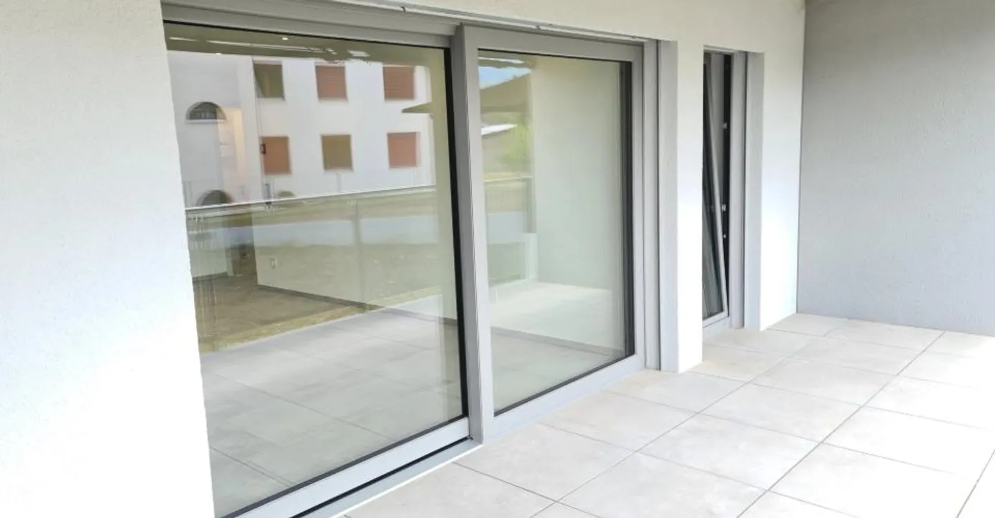 Zu vermieten wunderschöne 2,5-Zimmer-Wohnung mit großer überdachter Terrasse in einem neuwertigen hochwertigen Wohngebäude mit Parkplatz in der Garage - Foto 8 von 14