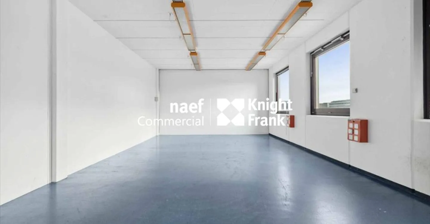 Mixed-use building for rent - Photo 10 of 12