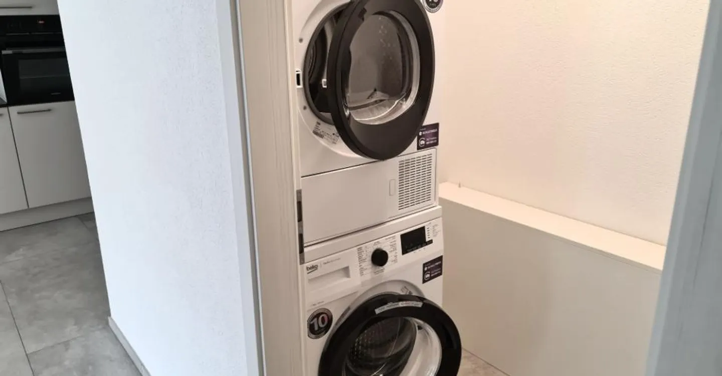 Zu vermieten wunderschöne 2,5-Zimmer-Wohnung mit großer überdachter Terrasse in einem neuwertigen hochwertigen Wohngebäude mit Parkplatz in der Garage - Foto 9 von 14