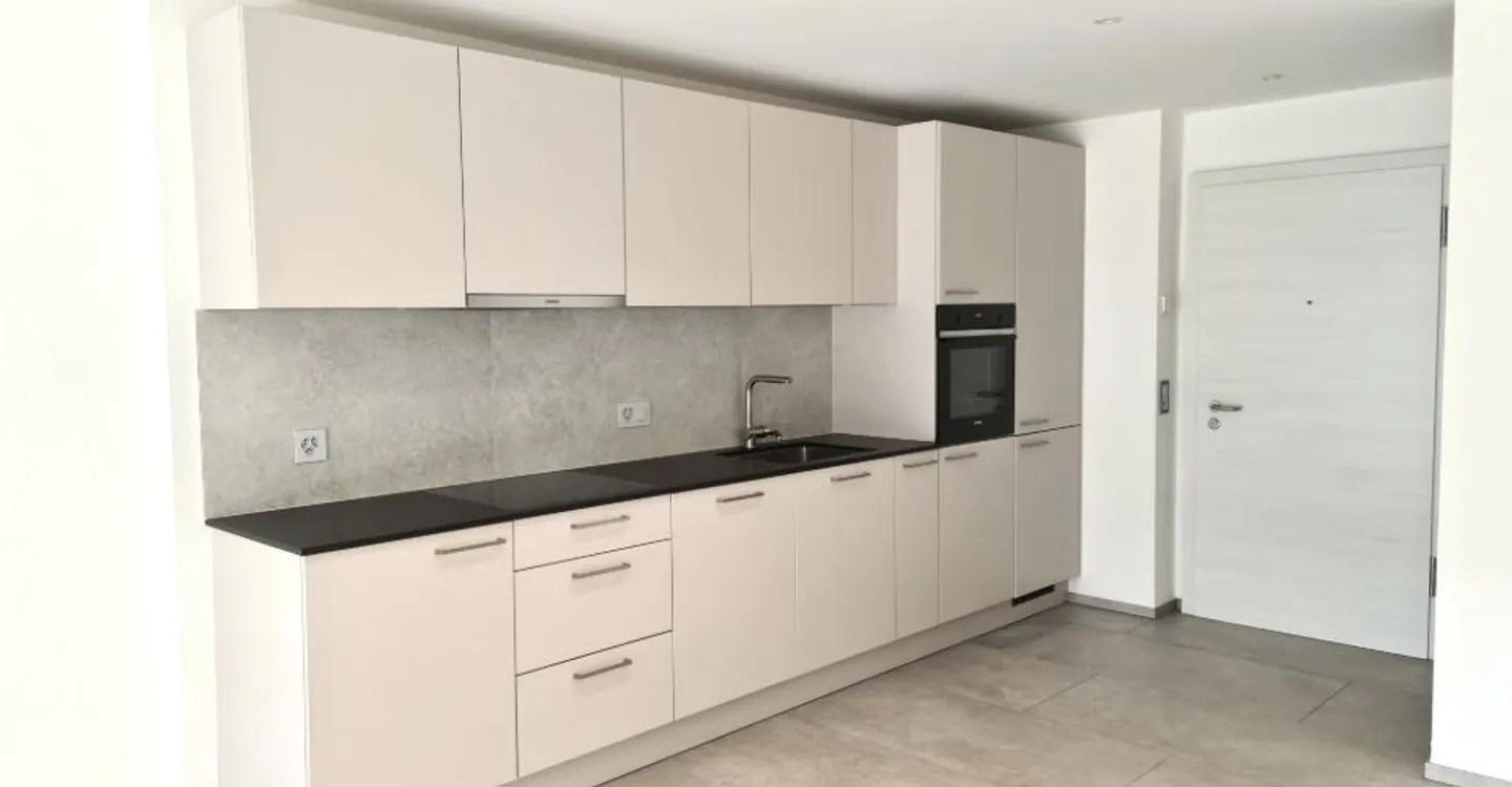 Zu vermieten wunderschöne 2,5-Zimmer-Wohnung mit großer überdachter Terrasse in einem neuwertigen hochwertigen Wohngebäude mit Parkplatz in der Garage - Foto 2 von 14