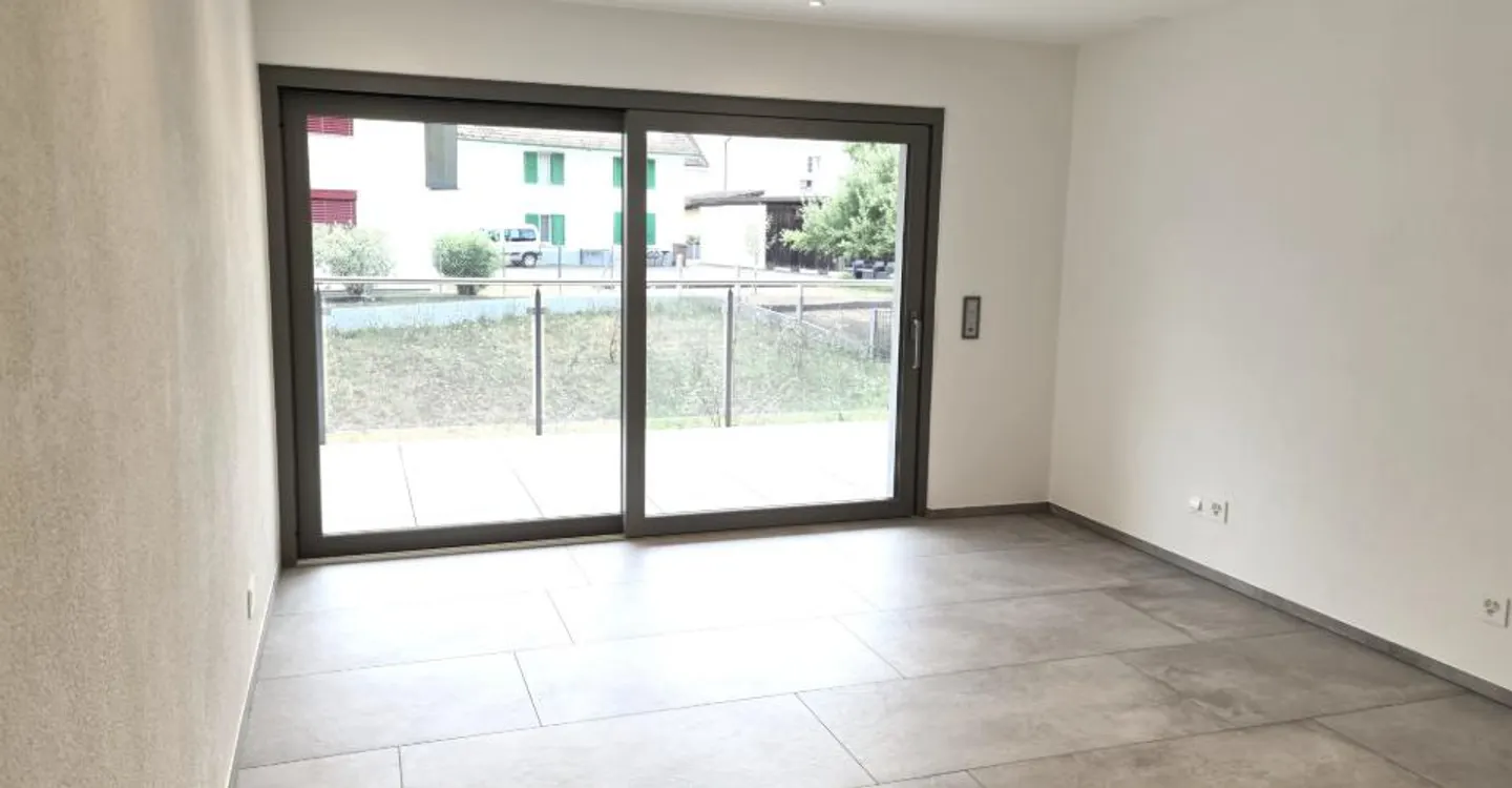 Zu vermieten wunderschöne 2,5-Zimmer-Wohnung mit großer überdachter Terrasse in einem neuwertigen hochwertigen Wohngebäude mit Parkplatz in der Garage - Foto 3 von 14