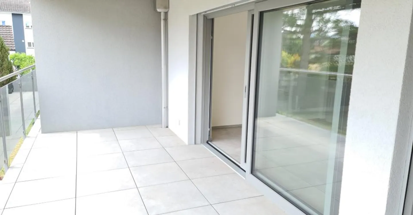Zu vermieten wunderschöne 2,5-Zimmer-Wohnung mit großer überdachter Terrasse in einem neuwertigen hochwertigen Wohngebäude mit Parkplatz in der Garage - Foto 4 von 14