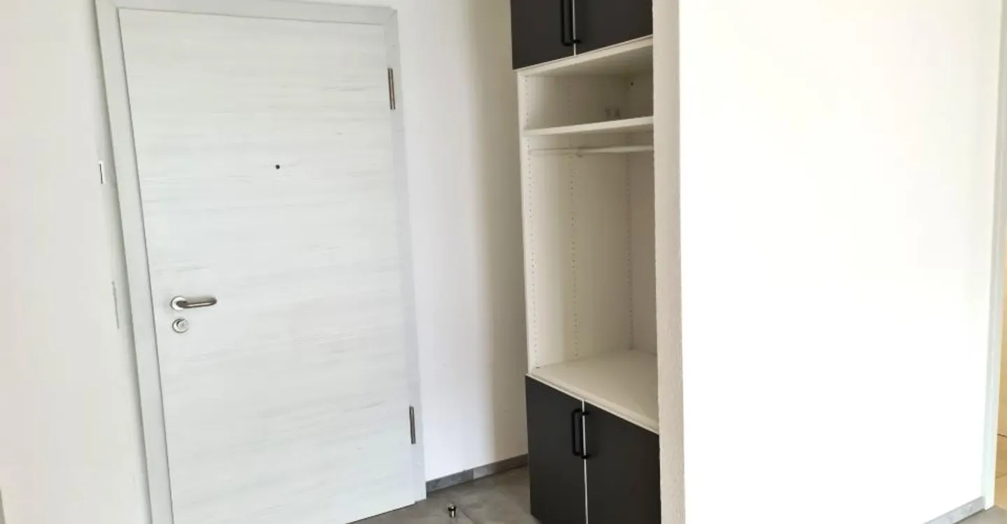 Zu vermieten wunderschöne 2,5-Zimmer-Wohnung mit großer überdachter Terrasse in einem neuwertigen hochwertigen Wohngebäude mit Parkplatz in der Garage - Foto 5 von 14