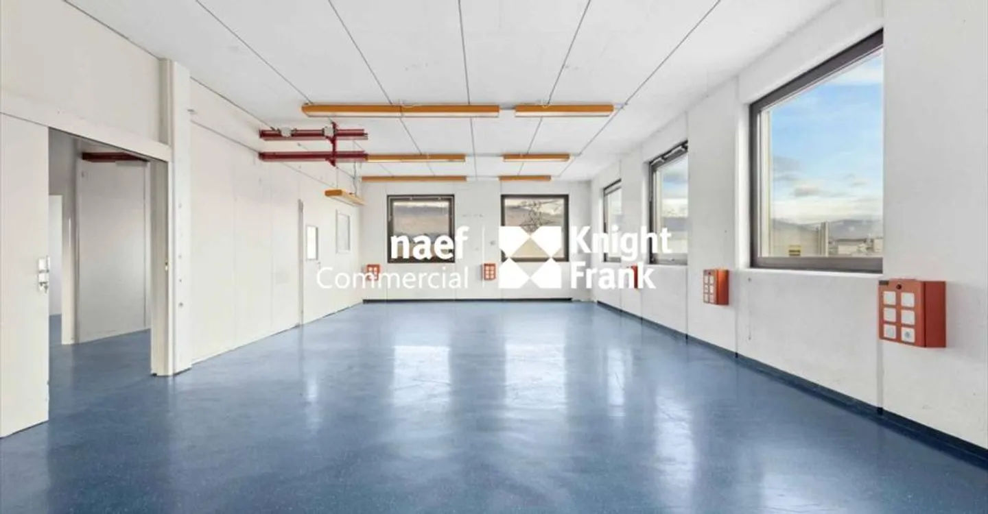 Mixed-use building for rent - Photo 8 of 12