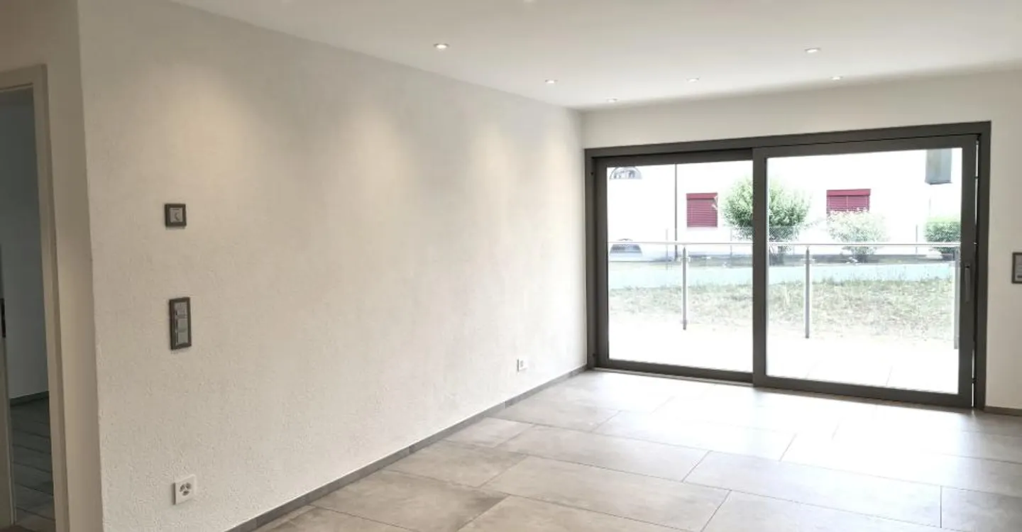 Zu vermieten wunderschöne 2,5-Zimmer-Wohnung mit großer überdachter Terrasse in einem neuwertigen hochwertigen Wohngebäude mit Parkplatz in der Garage - Foto 6 von 14