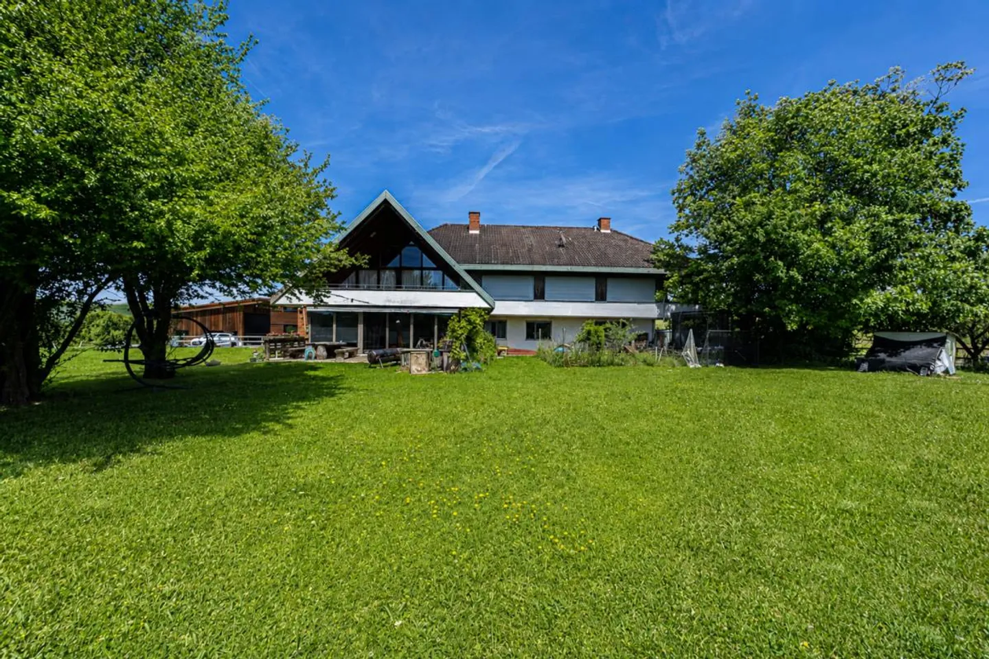 Vivre dans le vert : Maison trifamiliale avec potentiel - Photo 1 sur 13
