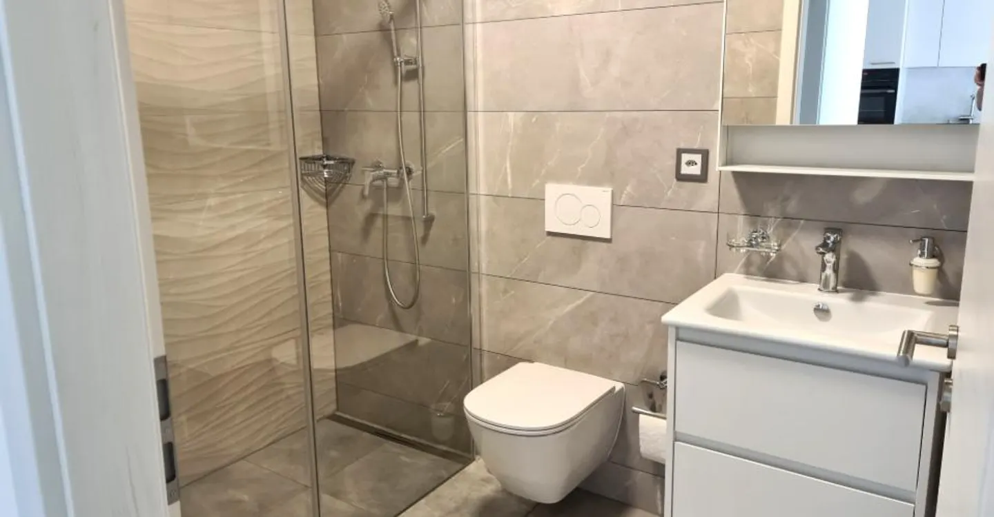 Zu vermieten wunderschöne 2,5-Zimmer-Wohnung mit großer überdachter Terrasse in einem neuwertigen hochwertigen Wohngebäude mit Parkplatz in der Garage - Foto 10 von 14