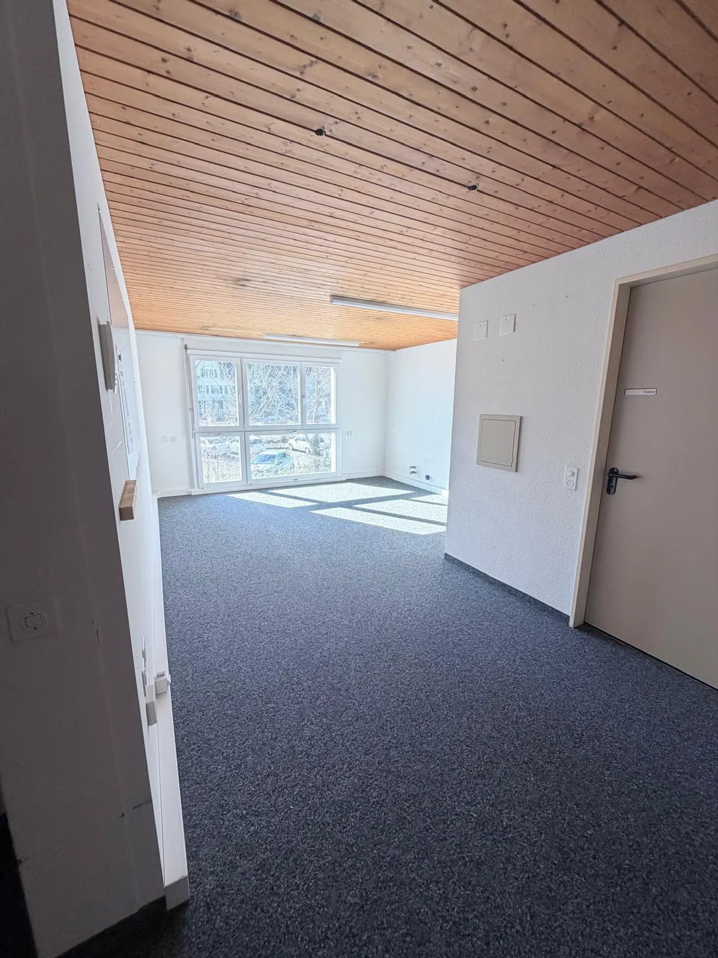 Geräumige Gewerberäume zu Vermieten - Foto 1 von 7