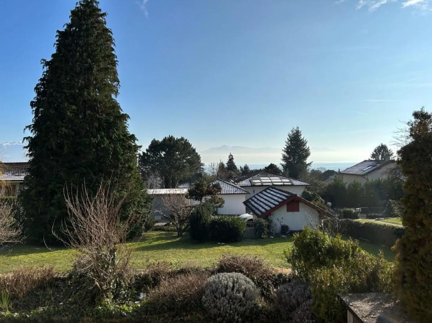 Charmante Villa mit Seeblick - Foto 1 von 13