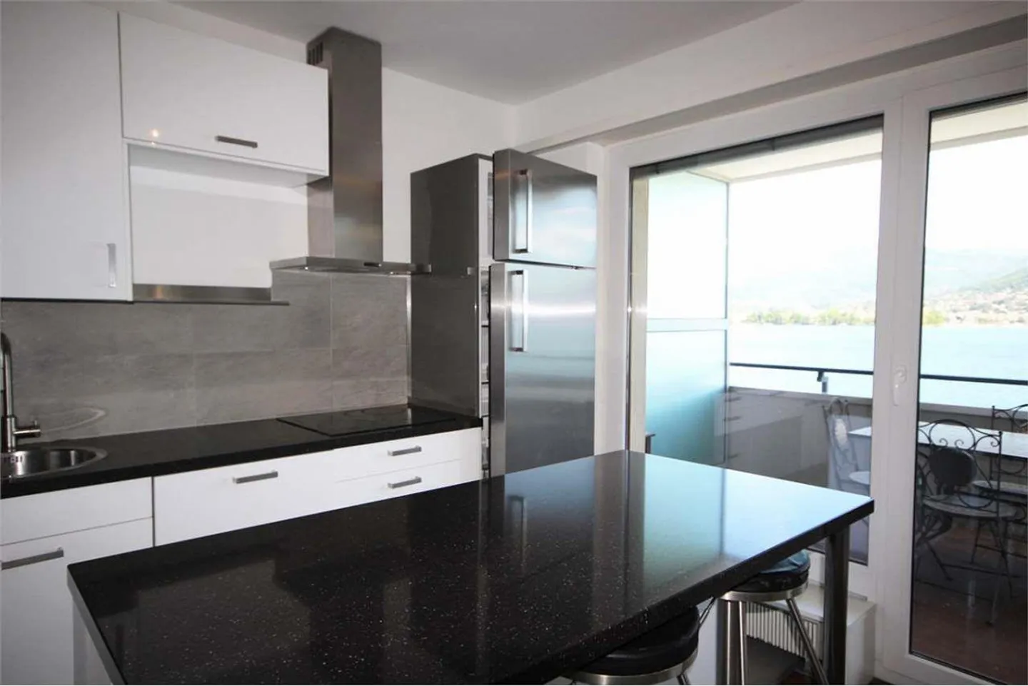 Elegant 3.5-Room Apartment with Lake View and Terraces - Photo 8 of 13