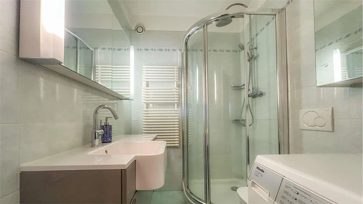 Elegant 3.5-Room Apartment with Lake View and Terraces - Photo 10 of 13