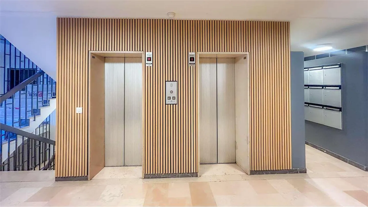 Elegant 3.5-Room Apartment with Lake View and Terraces - Photo 12 of 13