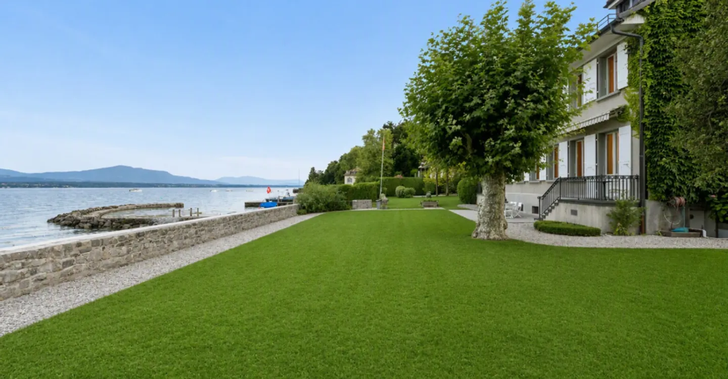 Villa au bord du lac avec port privé - Photo 1 sur 8
