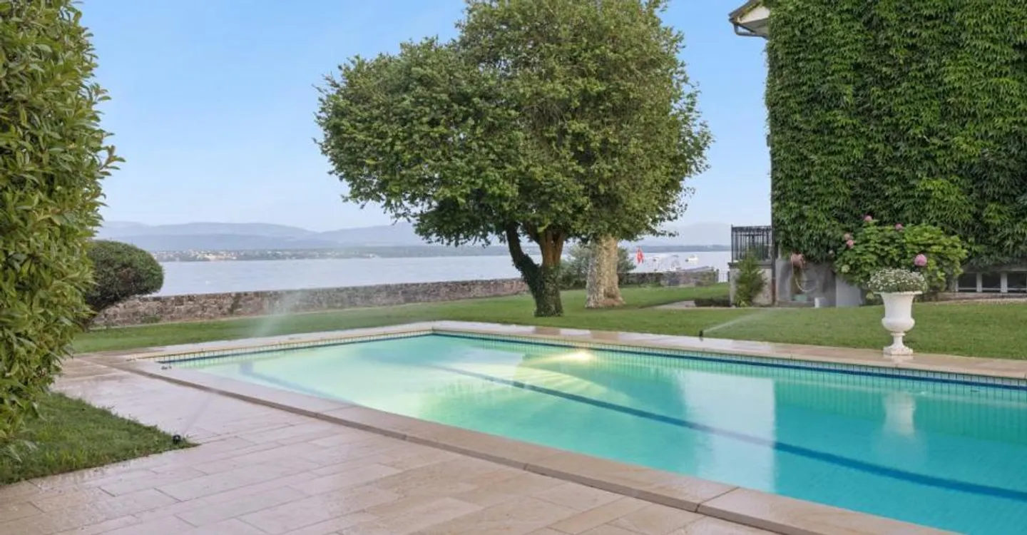 Villa au bord du lac avec port privé - Photo 2 sur 8
