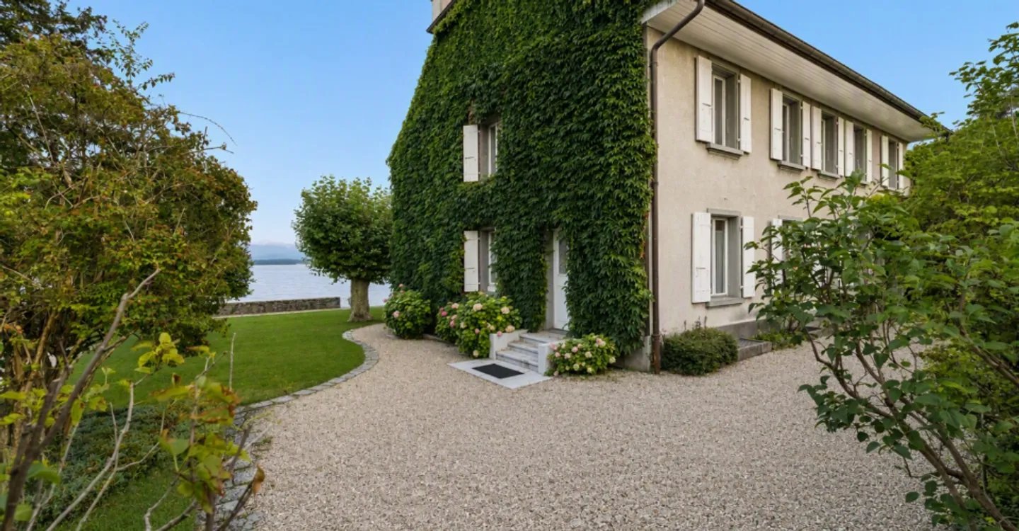 Villa au bord du lac avec port privé - Photo 3 sur 8