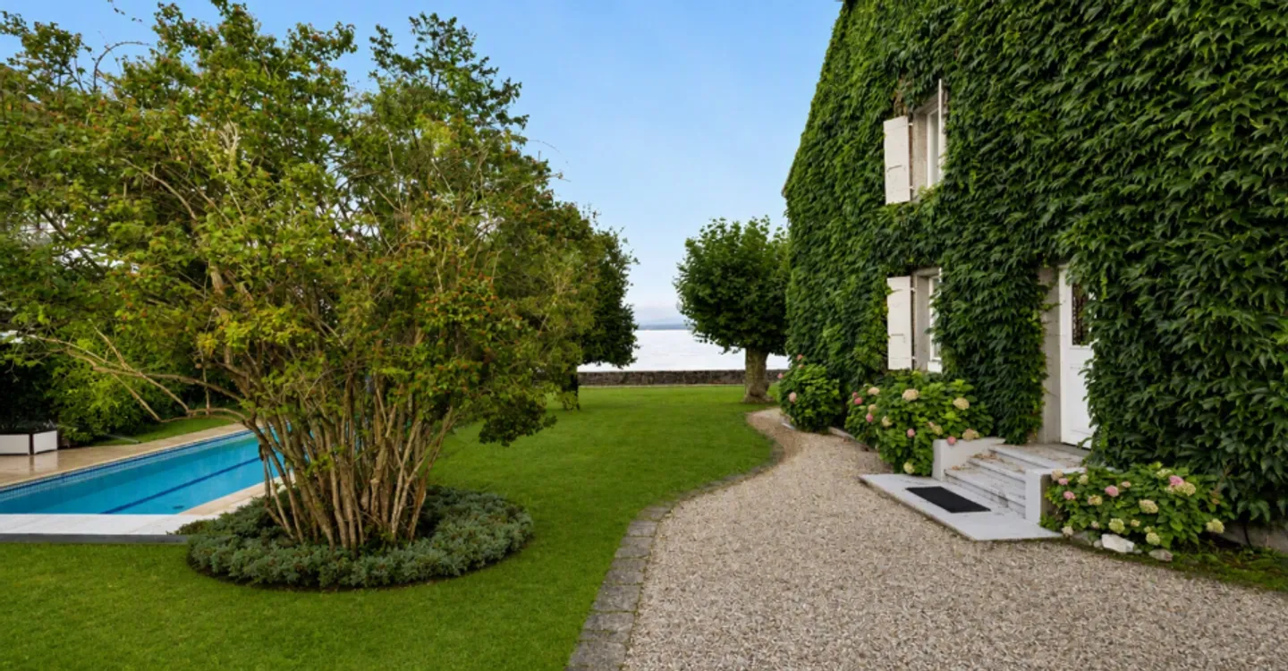 Villa au bord du lac avec port privé - Photo 4 sur 8