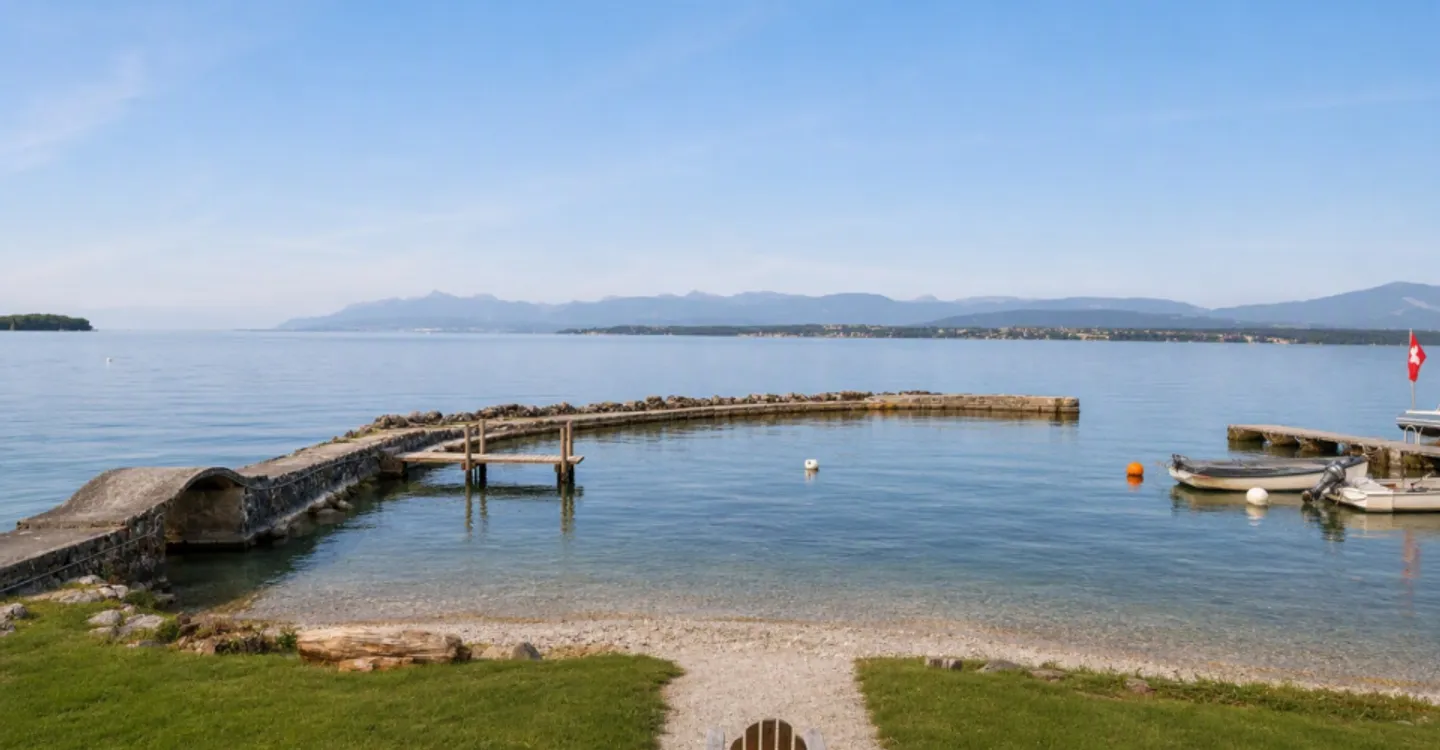 Villa au bord du lac avec port privé - Photo 5 sur 8