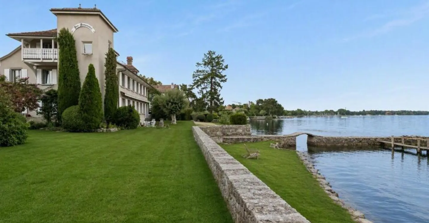 Villa au bord du lac avec port privé - Photo 6 sur 8