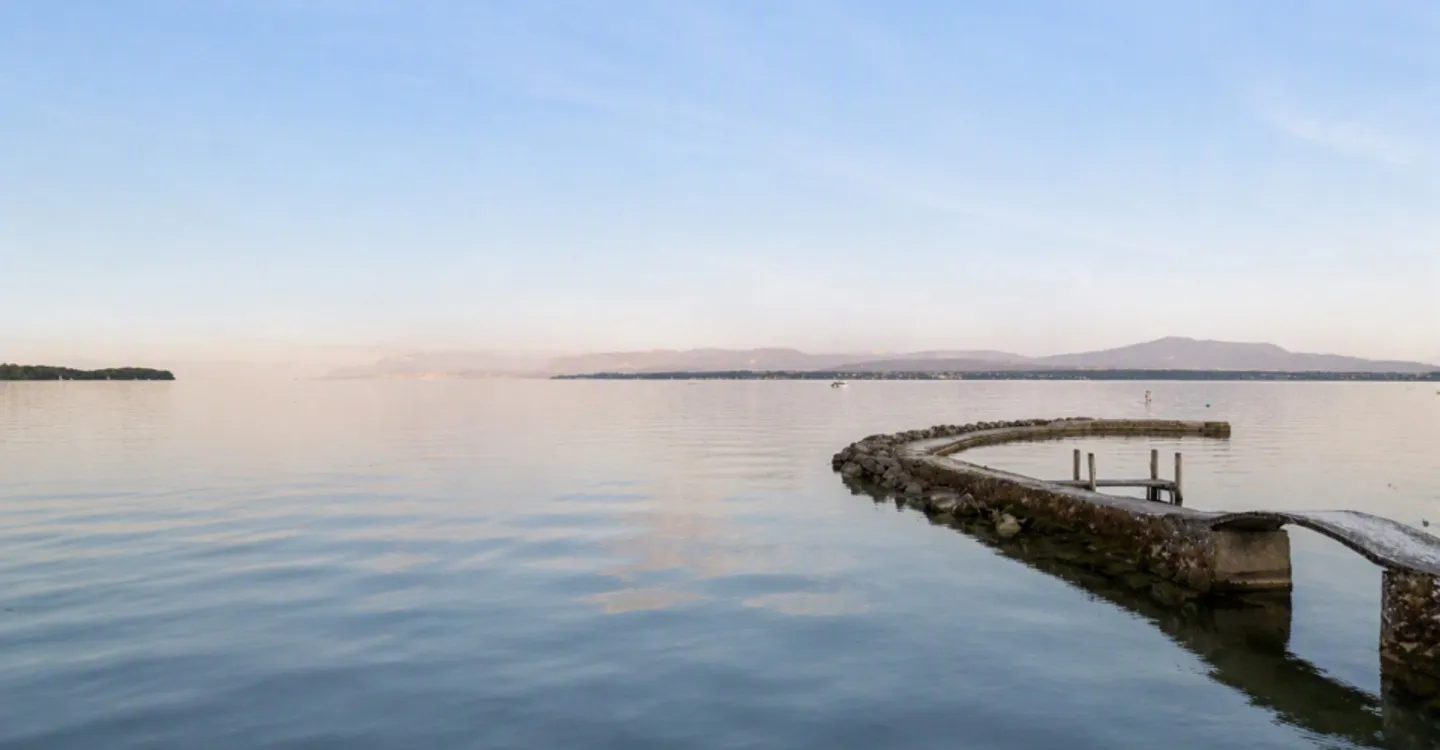 Villa au bord du lac avec port privé - Photo 8 sur 8