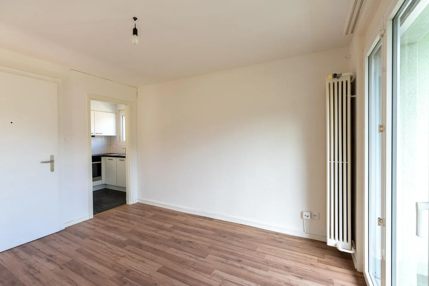 Renovated and bright 2.5-room apartment with balcony - Photo 7 of 11