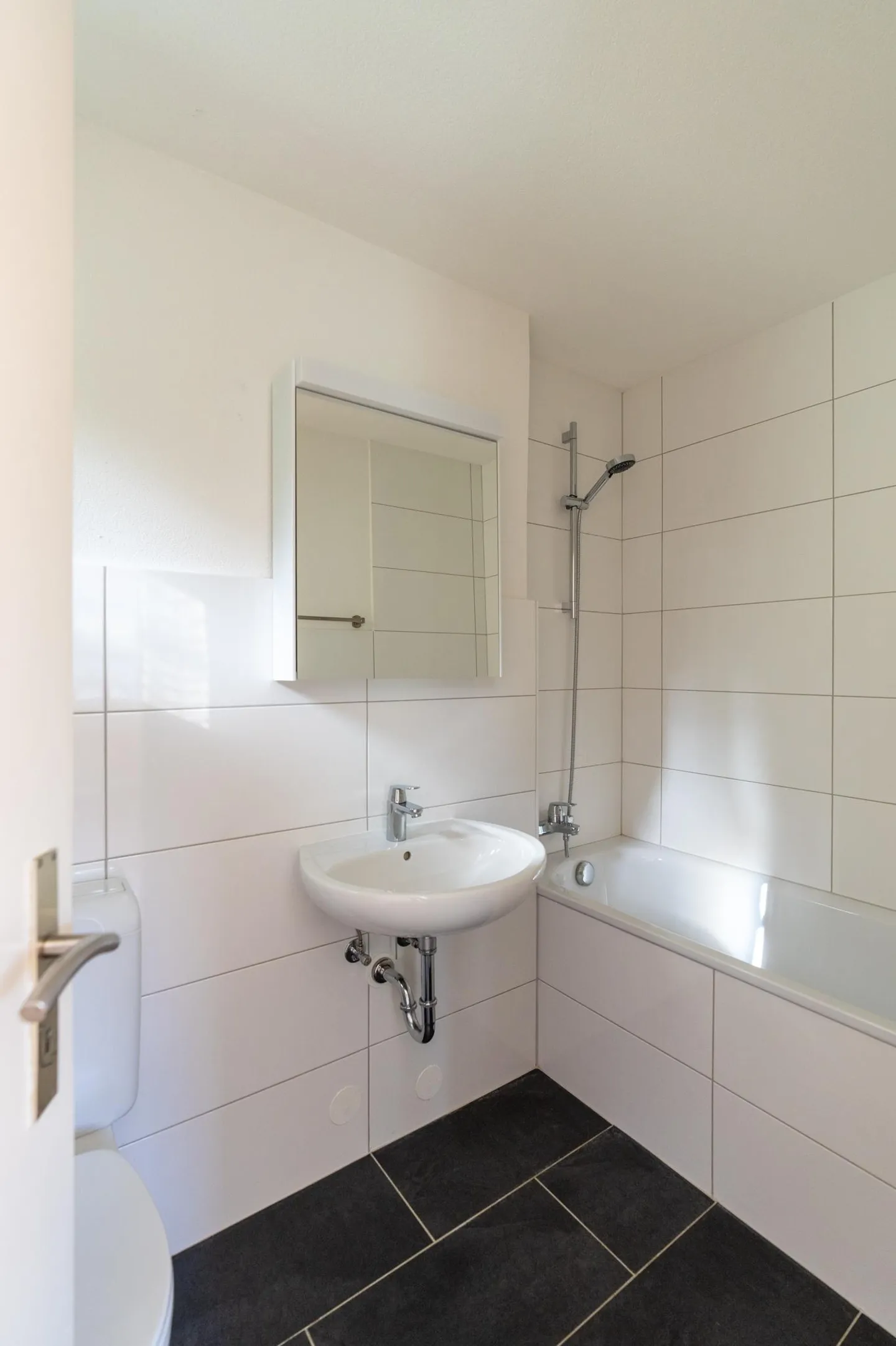 Renovated and bright 2.5-room apartment with balcony - Photo 10 of 11